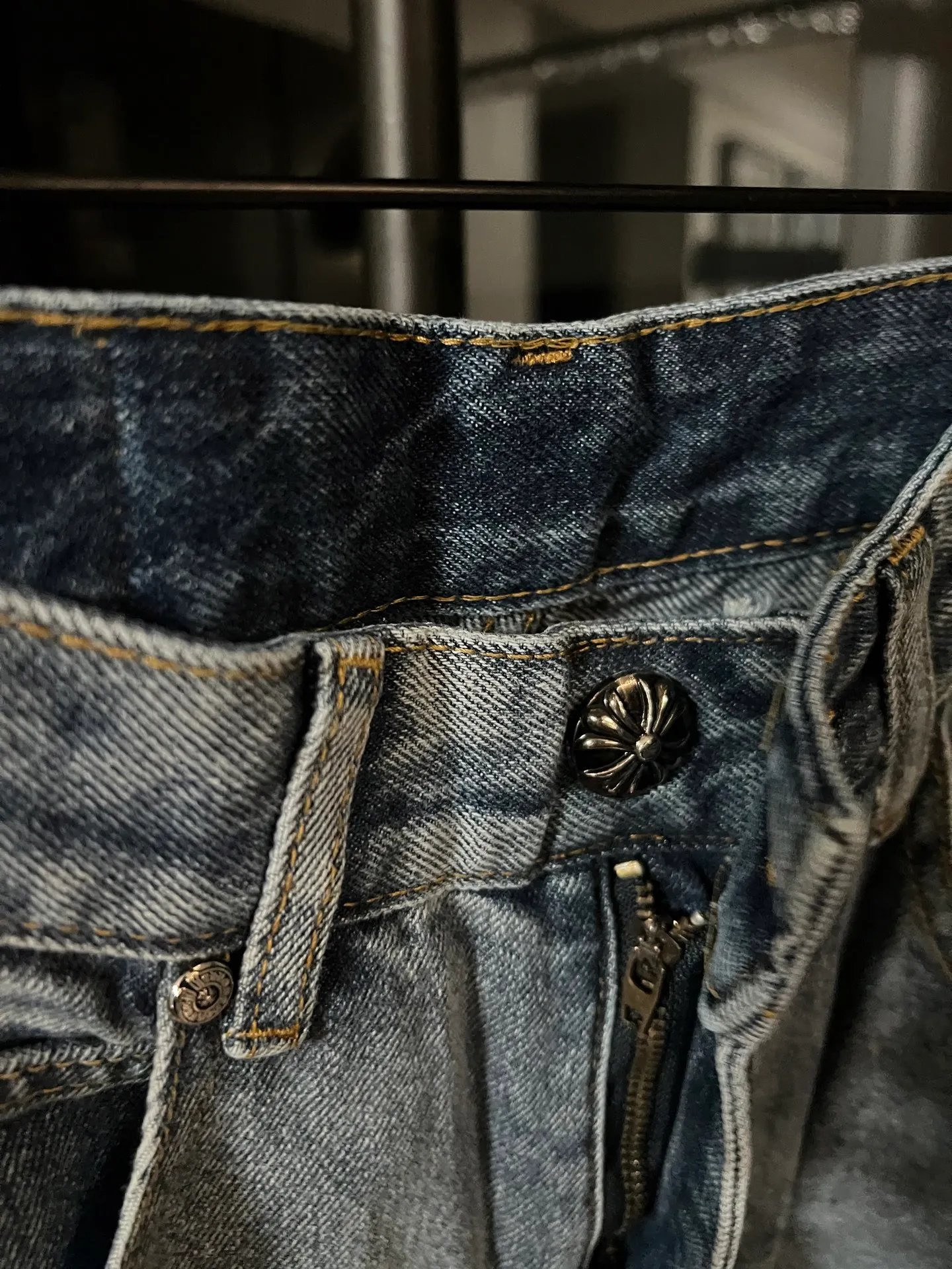P260 [Next day] Chrome Hearts/Chrome Hearts CH Hong Kong City Limited Series Sanskrit Cross Patch Leather Jeans (Blue) Blue and Black Color - Hong Kong Limited Fashion players, Chrome Hearts Hong Kong City Limited Jeans are now available!  The unique color scheme is like the intertwining of vitality and romance of Hong Kong. The three-dimensional letters between the hips seem to tell the story of the city. The customized hardware, the three-dimensional and thick cross stamens, and the hand-cut leather washers make the details full of luxury.  Handcrafted and made of environmentally friendly materials, comfort and quality coexist. Owning it is not only an outfit, but also a status symbol. Globally limited edition, don’t miss it.  Size: 28 30 32 34 (corresponding to s-xl) Detailed size can be found in Figure 9